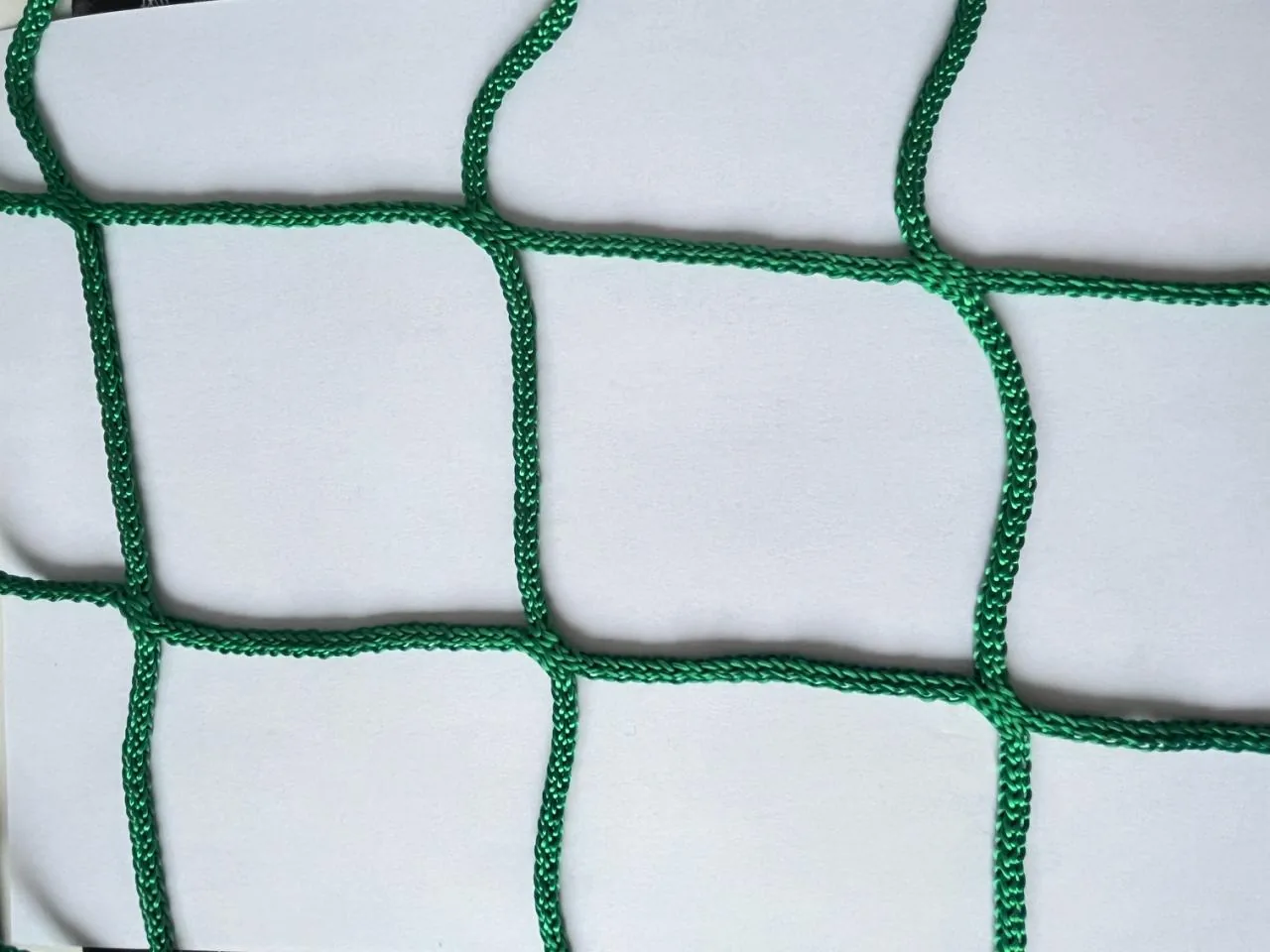 Green knotless netting, 45 mm mesh, 4 mm twine, factory sample laid flat